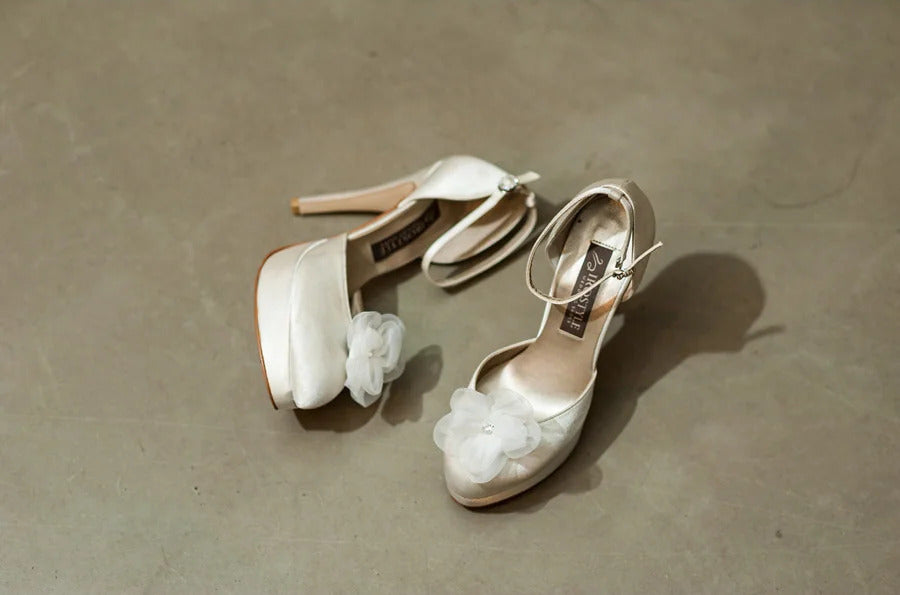 ヒール8cm-14cm│ラウンドトゥアンクルストラップパンプス サテンホワイト